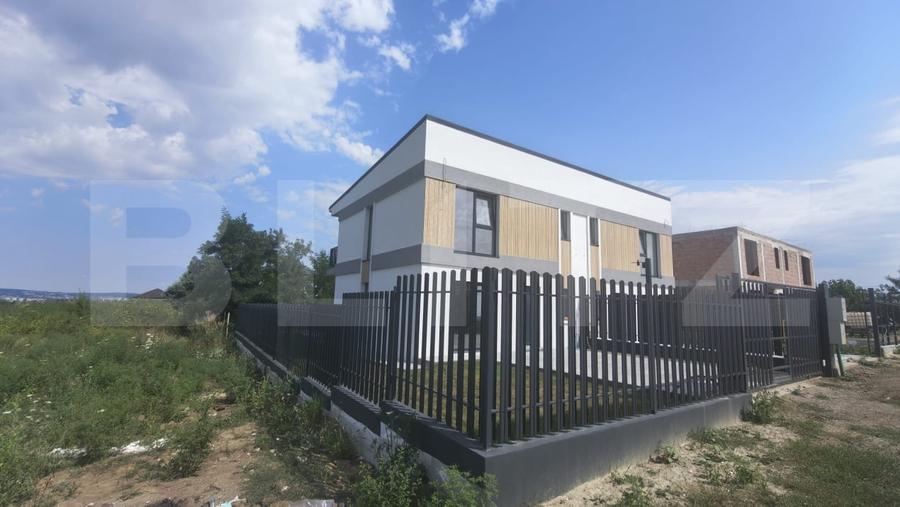 Duplex cu 4 camere cu Canalizare în Bucium