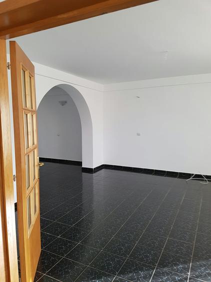 Duplex cu 6 camere cu Canalizare în Sud