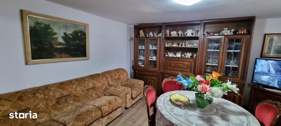 Casă cu 4 camere cu Teren 1400 Mp în Mihai Eminescu