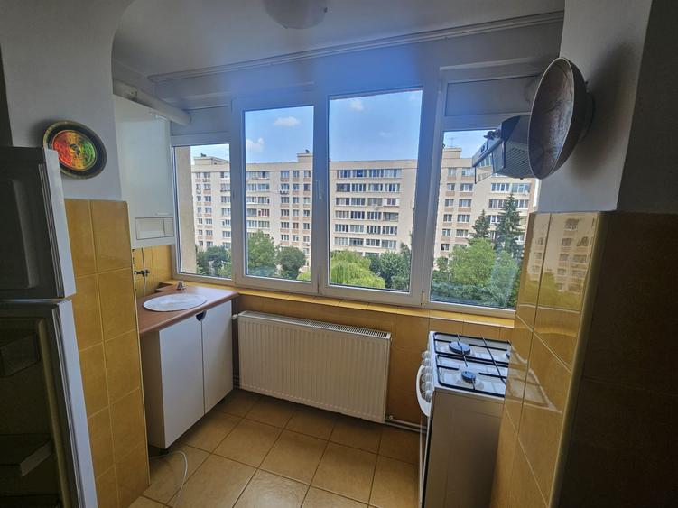 Apartament cu 3 camere decomandat, mobilat în Centrul Civic