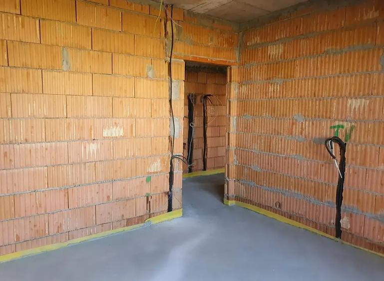 Apartament cu 3 camere decomandat în Titan