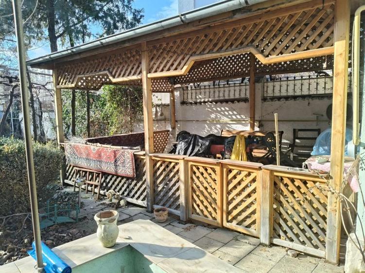 Casă cu 8 camere cu Teren 577 Mp în Apollo