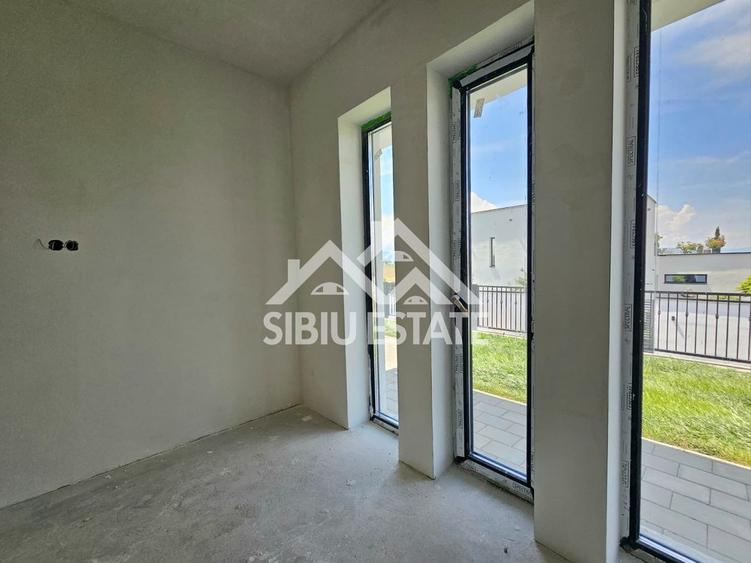 Duplex cu 4 camere cu Canalizare în Roșia