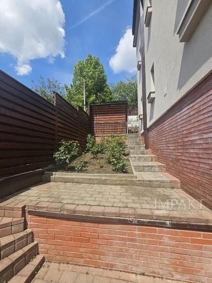 Casă individuală cu 11 camere cu Canalizare în Grigorescu