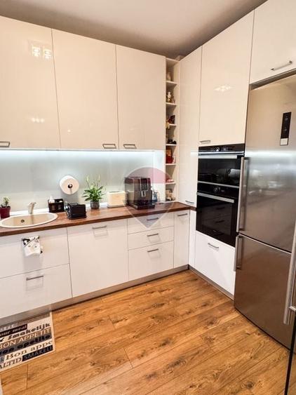 Apartament cu 4 camere decomandat în Periferie