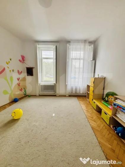 Casă cu 10 camere cu Teren 411 Mp în Lunei
