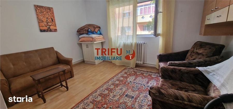 Apartament cu 3 camere semidecomandat în Cetate