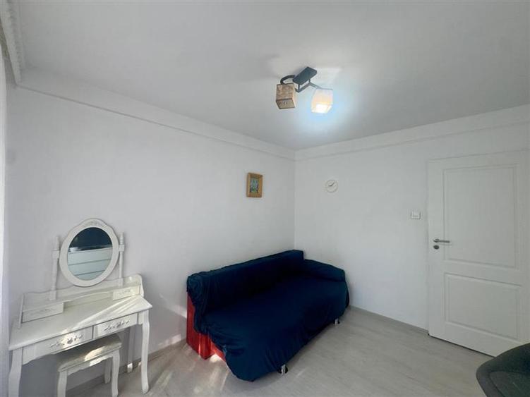 Apartament cu 3 camere decomandat, mobilat în Nicolina