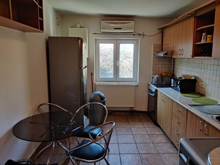 Apartament cu 4 camere decomandat, mobilat în Aradului