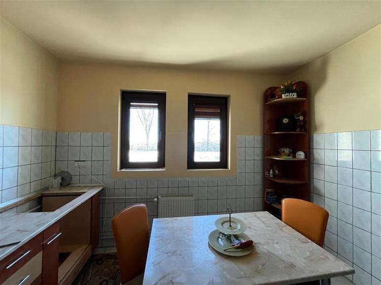 Casă individuală cu 9 camere cu Canalizare în Central