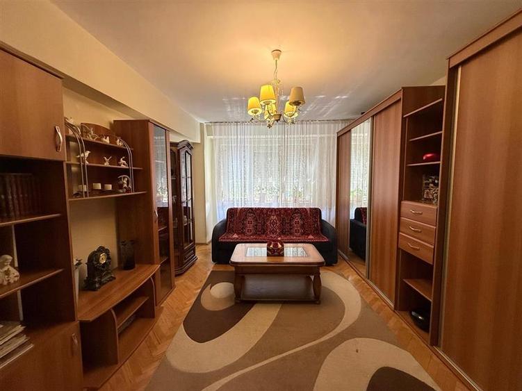 Apartament cu 3 camere decomandat în Valenta