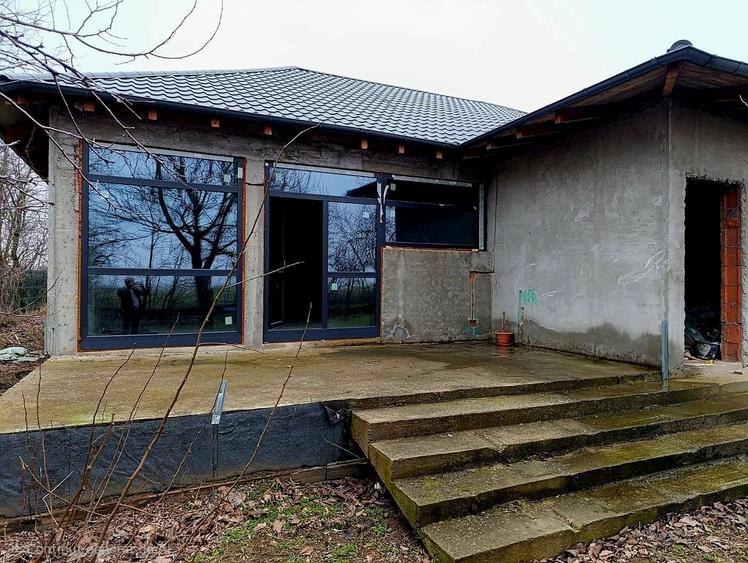 Casă cu 3 camere cu Teren 1000 Mp în Central