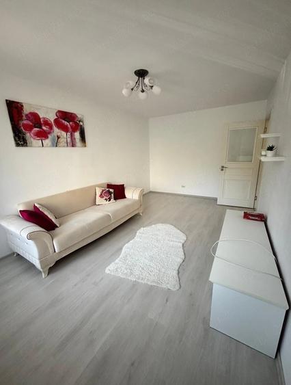 Apartament cu 3 camere decomandat în Costin Georgian