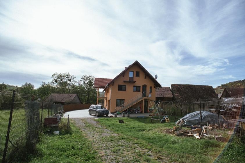 Casă cu 4 camere în Arvățeni