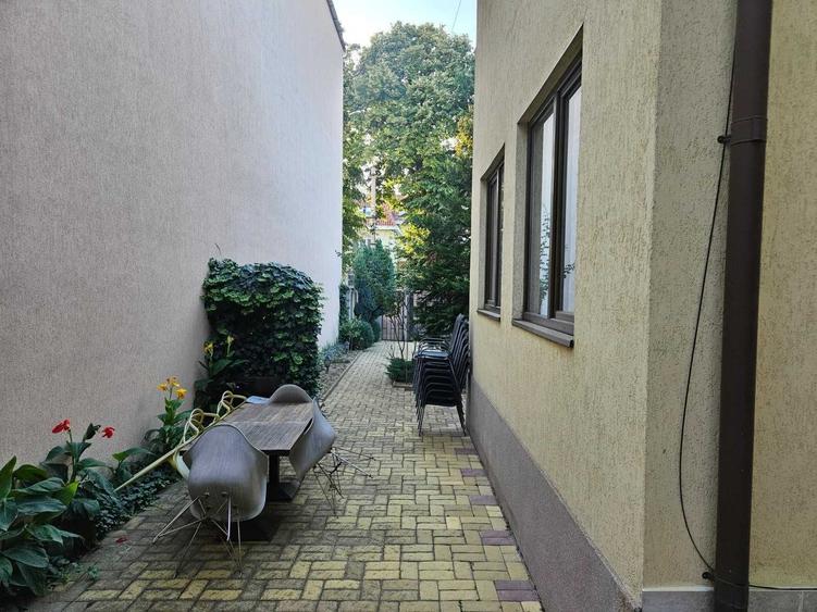 Casă cu 4 camere cu Teren 300 Mp în Domenii