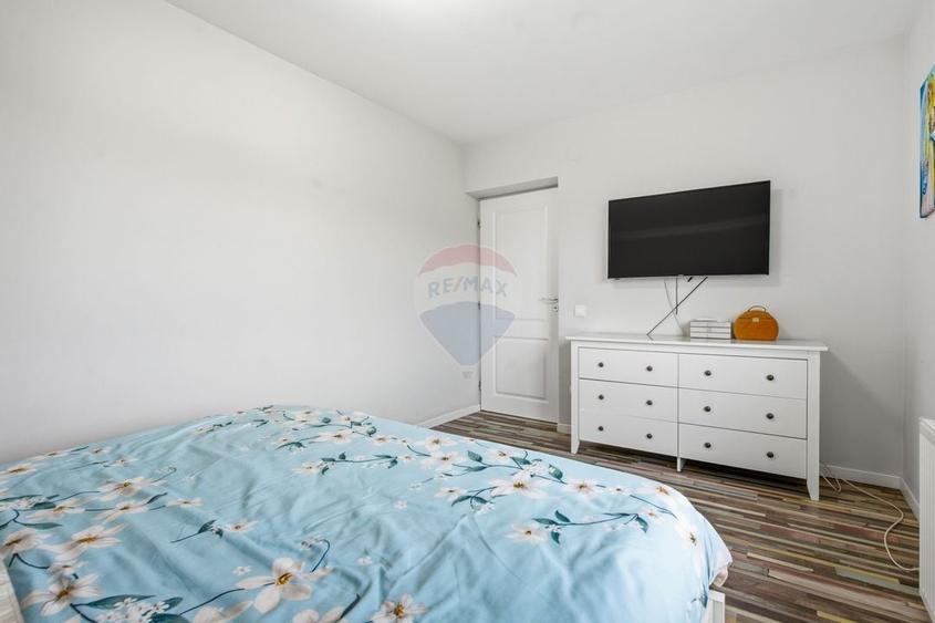 Casă cu 9 camere cu Teren 565 Mp în Hlincea