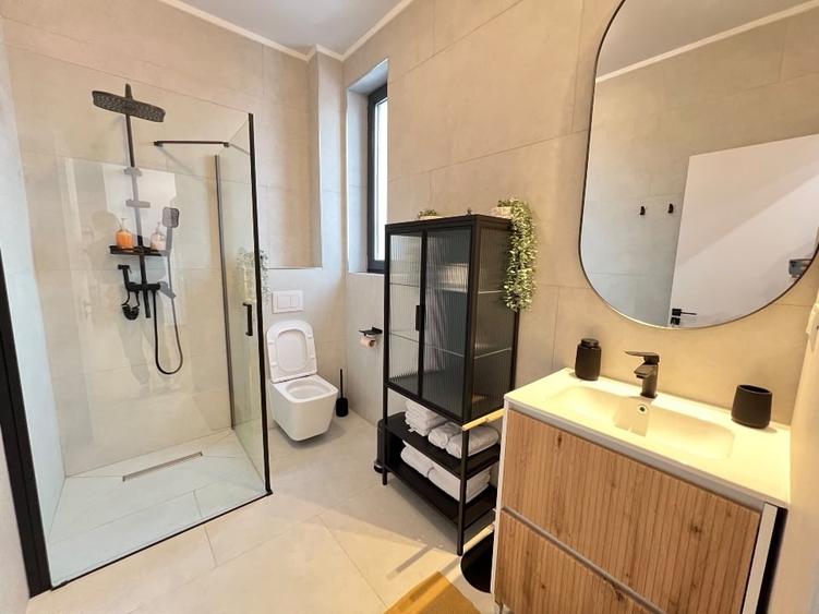 Apartament cu 2 camere semidecomandat, mobilat în Central