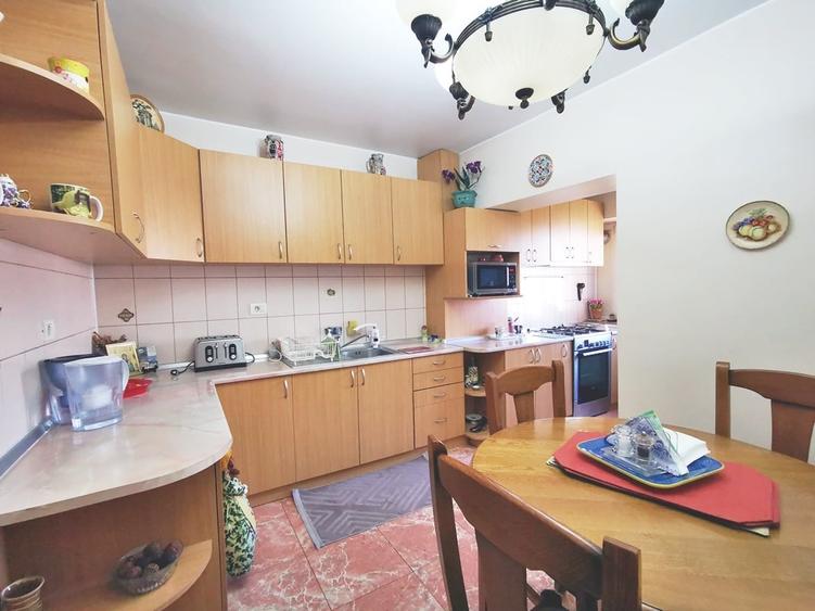 Apartament cu 4 camere decomandat în Libertății