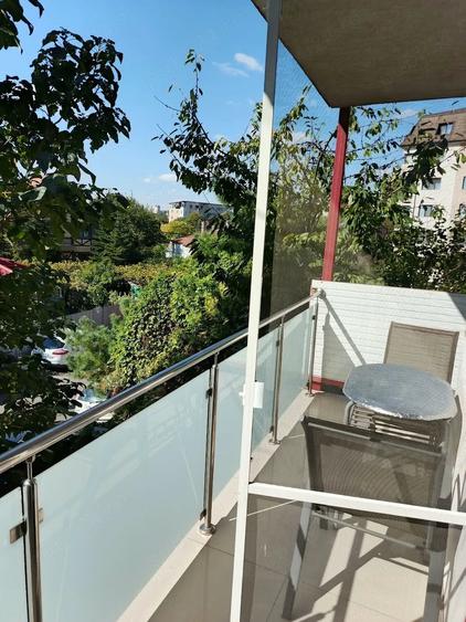 Apartament cu 3 camere semidecomandat în Tătărași