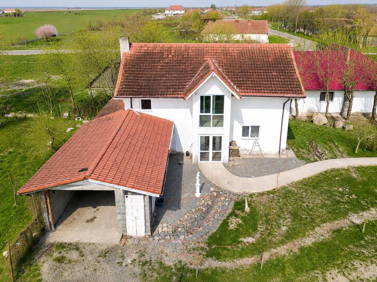 Casă individuală cu 5 camere cu Garaj în Șipet