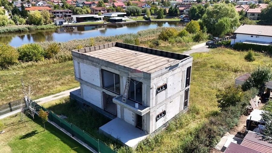 Casă individuală cu 5 camere cu Teren 420 Mp în Corbeanca