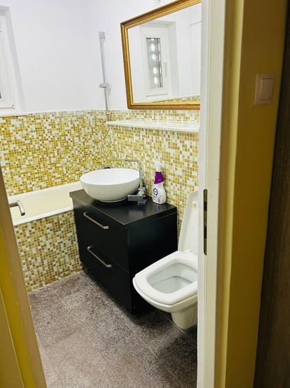 Apartament cu 3 camere semidecomandat în Central