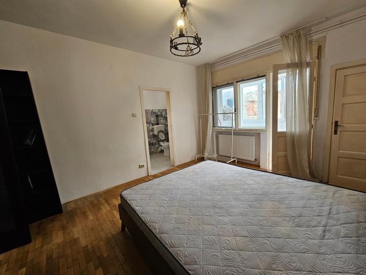 Apartament cu 2 camere semidecomandat, mobilat în P-ța Victoriei