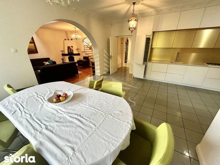 Casă cu 5 camere semidecomandat cu Garaj în Gruia