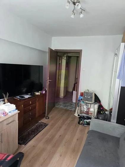 Apartament cu 3 camere semidecomandat în Lacul Tei