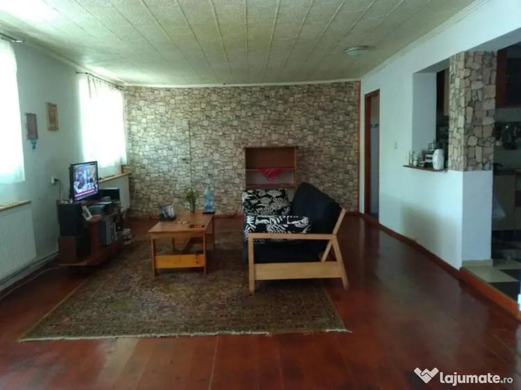 Casă cu 4 camere cu Teren 1000 Mp în Vărăști