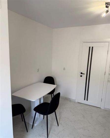Apartament cu 3 camere decomandat în Tractorul
