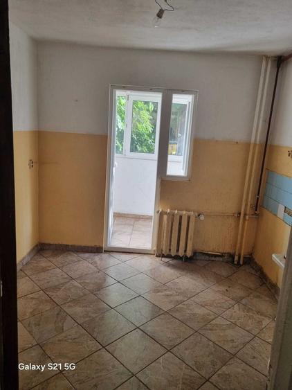 Apartament cu 3 camere semidecomandat în Titan