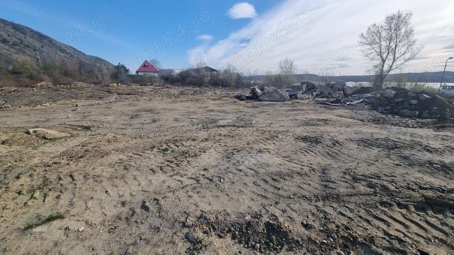 Teren de 4200 mp, în Gura Văii