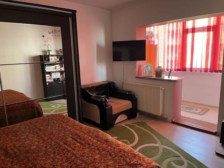 Apartament cu 3 camere decomandat în Micro 2