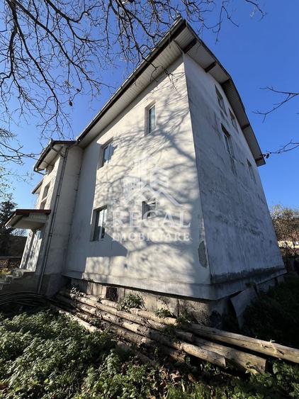 Casă individuală cu 8 camere cu Canalizare în Boș