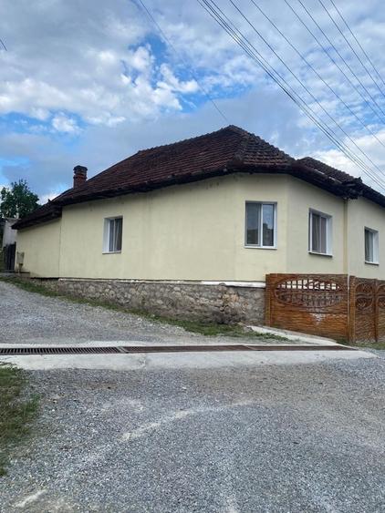 Casă cu 4 camere în Răcăștia