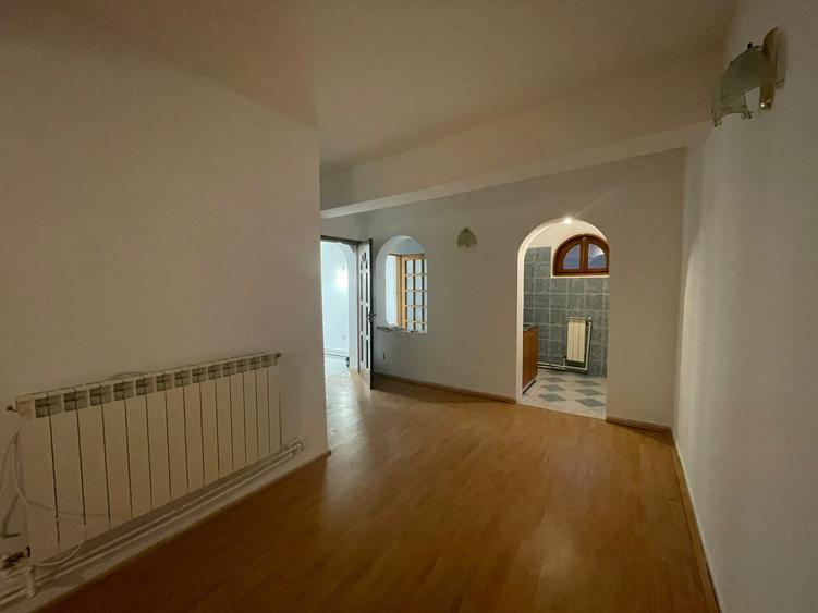 Apartament cu 3 camere semidecomandat în 1 Mai