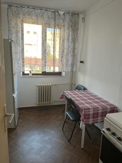 Apartament cu 3 camere semidecomandat în Craiovei