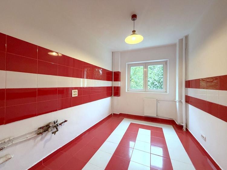 Apartament cu 4 camere semidecomandat, mobilat în Tei