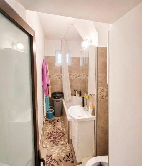 Apartament cu 2 camere semidecomandat în Craiovița Nouă