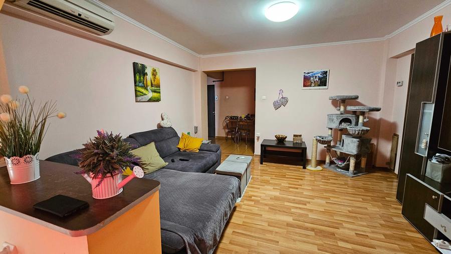 Apartament cu 4 camere semidecomandat în Bolintin-Vale