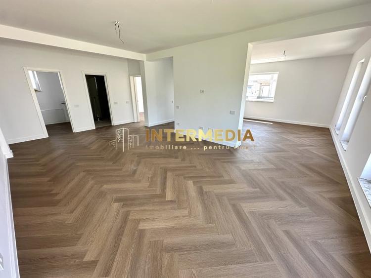 Casă individuală cu 4 camere cu Canalizare în Cetate
