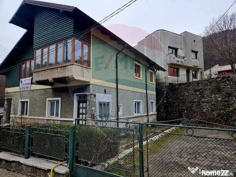 Apartament cu 3 camere decomandat în Calea București