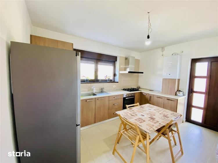 Casă cu 5 camere cu Teren 372 Mp în Roșia