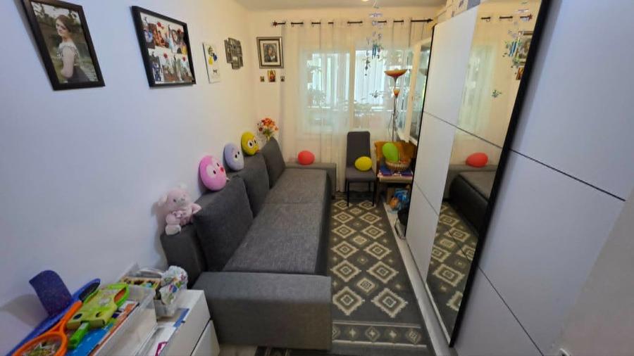Apartament cu 3 camere semidecomandat în Podu Roș