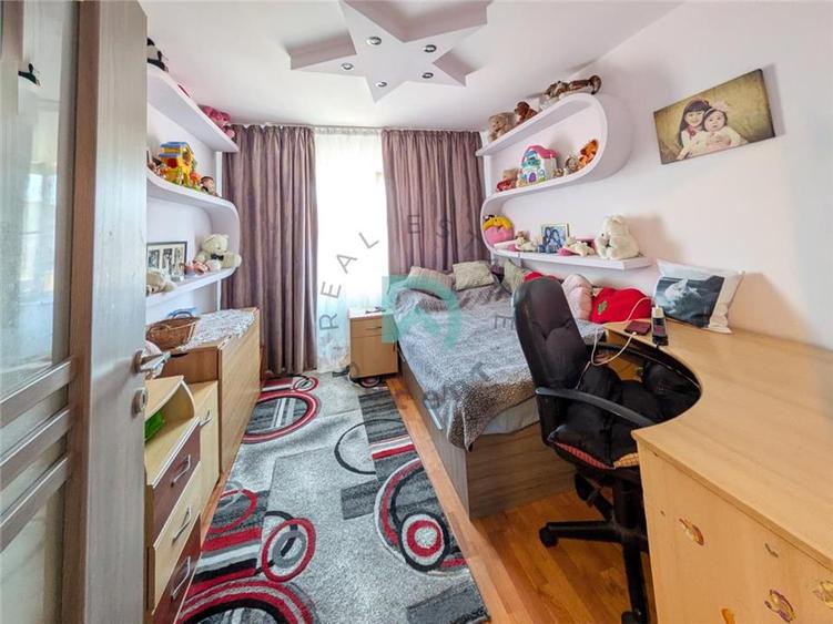 Apartament cu 3 camere decomandat în Astra