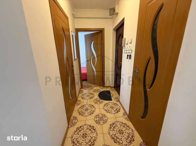 Apartament cu 3 camere în Podu Roș