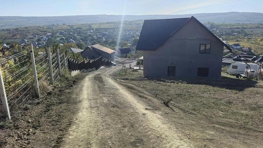 Teren de 1261 mp, în Tomești