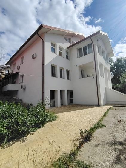 Casă individuală cu 18 camere cu Teren 1300 Mp în Bucium
