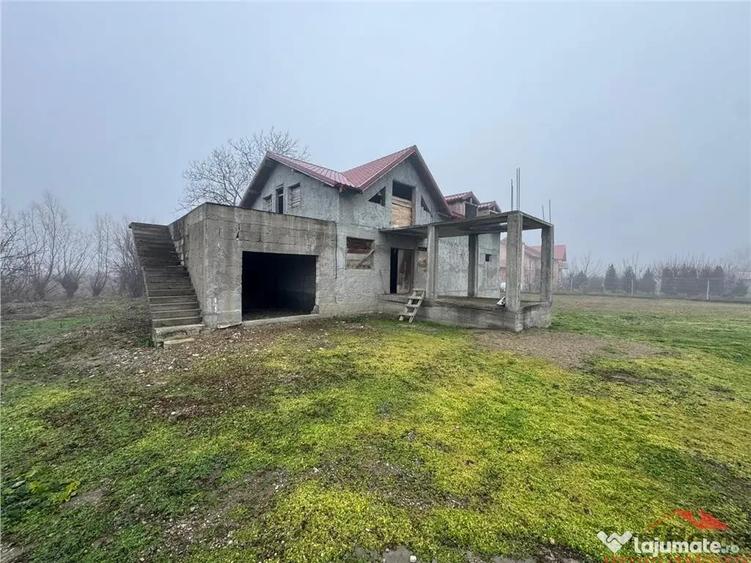 Casă cu 4 camere cu Teren 2000 Mp în Rădulești